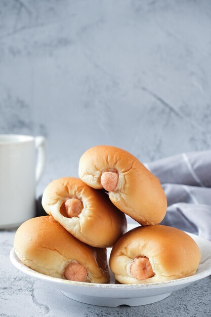 Wurstbrötchen auf Holzbrett