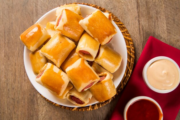 Wurstgebackene Snacks. Brasilianische Snacks.