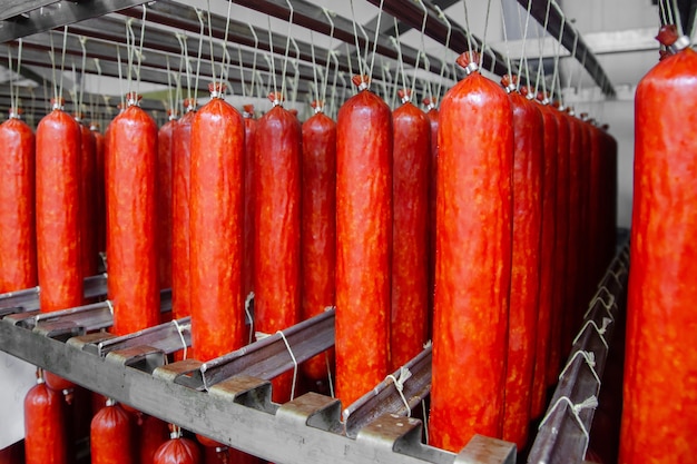 Wurstproduktionslinie. Wurst auf der Theke für die Räucherei