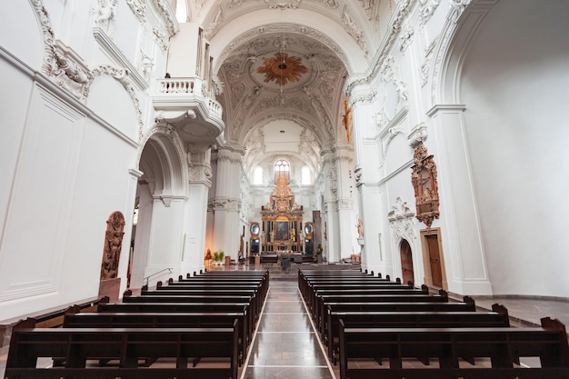 Foto wurzburg alemanha 11 de julho de 2021 catedral de wurzburg ou wurzburger dom interior é uma catedral católica romana na cidade velha de wurzburg, na baviera, alemanha