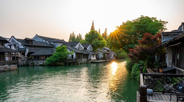 Wuzhen, ein altes Stadtgebäude am Rande eines kleinen Flussufers, Zhejiang, China