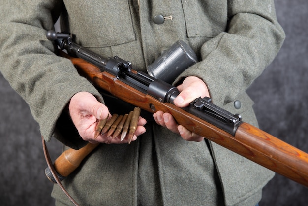 WW II soldado alemán con fusil y municiones.