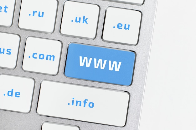 WWW - World Wide Web. Un sistema distribuido que conecta computadoras en el mundo a través de Internet.