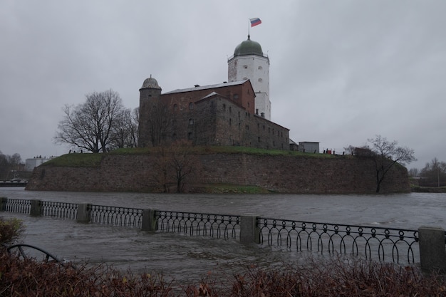 Wyborg, Russland - 22. Oktober 2021: Überschwemmungen im historischen Teil der Stadt. Der Finnische Meerbusen hat seine Ufer überflutet