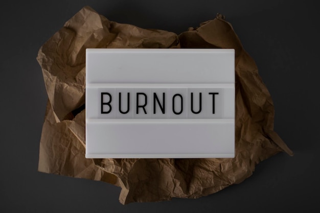XA Burnout de inscrição em um fundo cinza amassado
