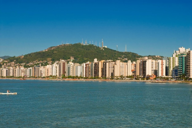 XA Passeio de barco em Florianópolis saindo da ponte Hercílio Luz