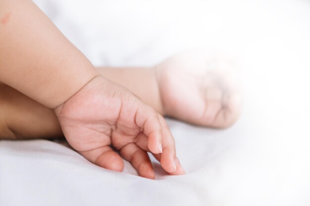 Foto xacfeche a mão do bebê nas mãos da mãe branco badxa