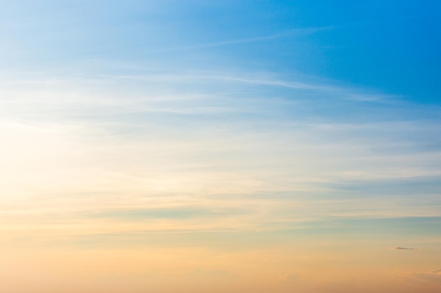 XAcolorido céu dramático com nuvem ao pôr do sol