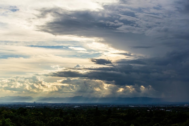 XAcolorido cielo dramático con nubes al atardecer