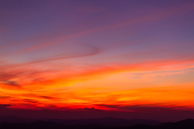 XAcolorido cielo dramático con nubes al atardecer