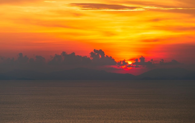 XAcolorido cielo dramático con nubes al atardecerhermoso cielo con fondo de nubes