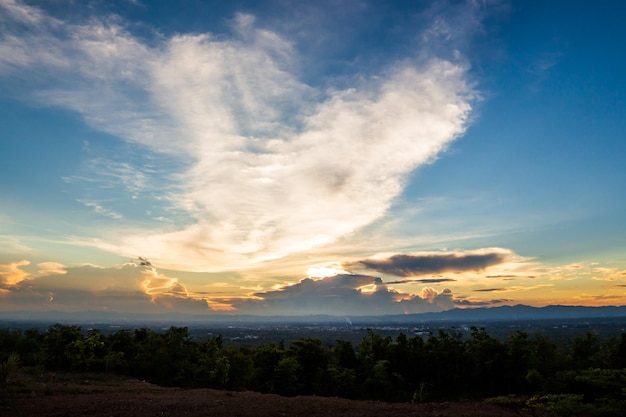 XAcolorido cielo dramático con nubes al atardecerxA