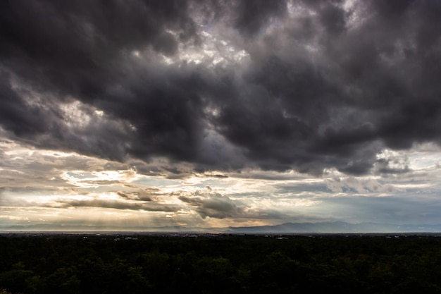 XAcolorido cielo dramático con nubes al atardecerxA