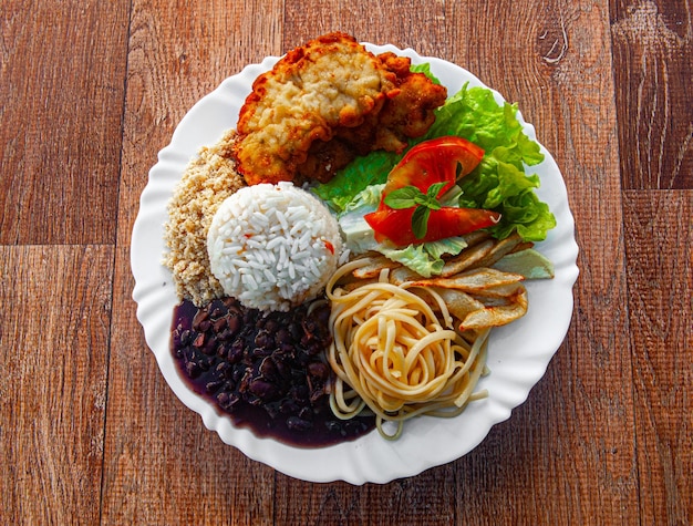 XAComercio de loncheras con sabor típico brasileño y la base de arroz y frijoles de comida brasileña