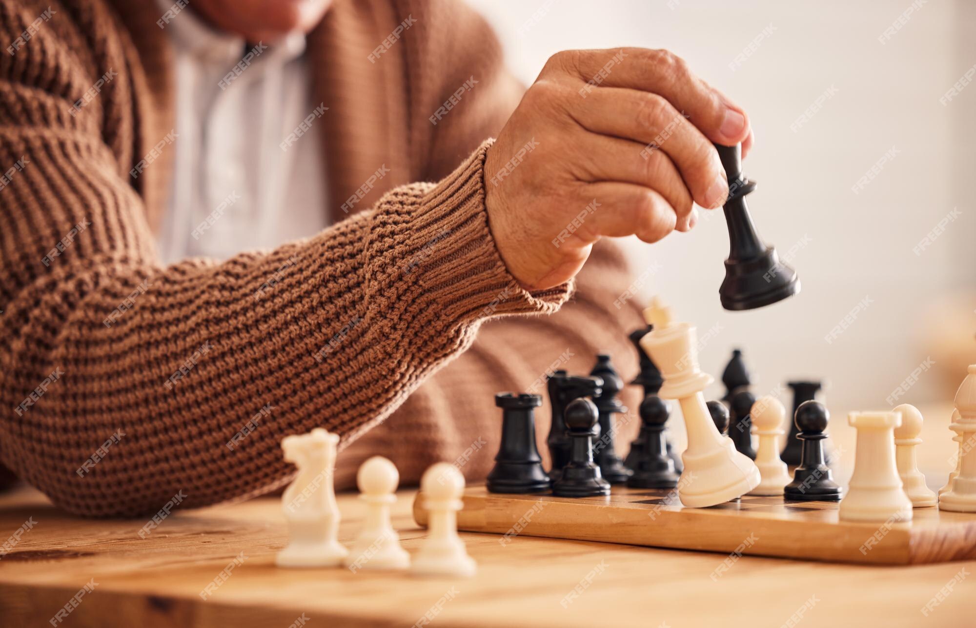 Xadrez de jogo de tabuleiro e homens jogando em uma mesa enquanto conversam  sobre estratégia ou plano parceiros de negócios ou amigos juntos para jogar  relaxam e se relacionam com o ícone