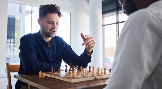 Xadrez de jogo de tabuleiro e homens jogando em uma mesa enquanto