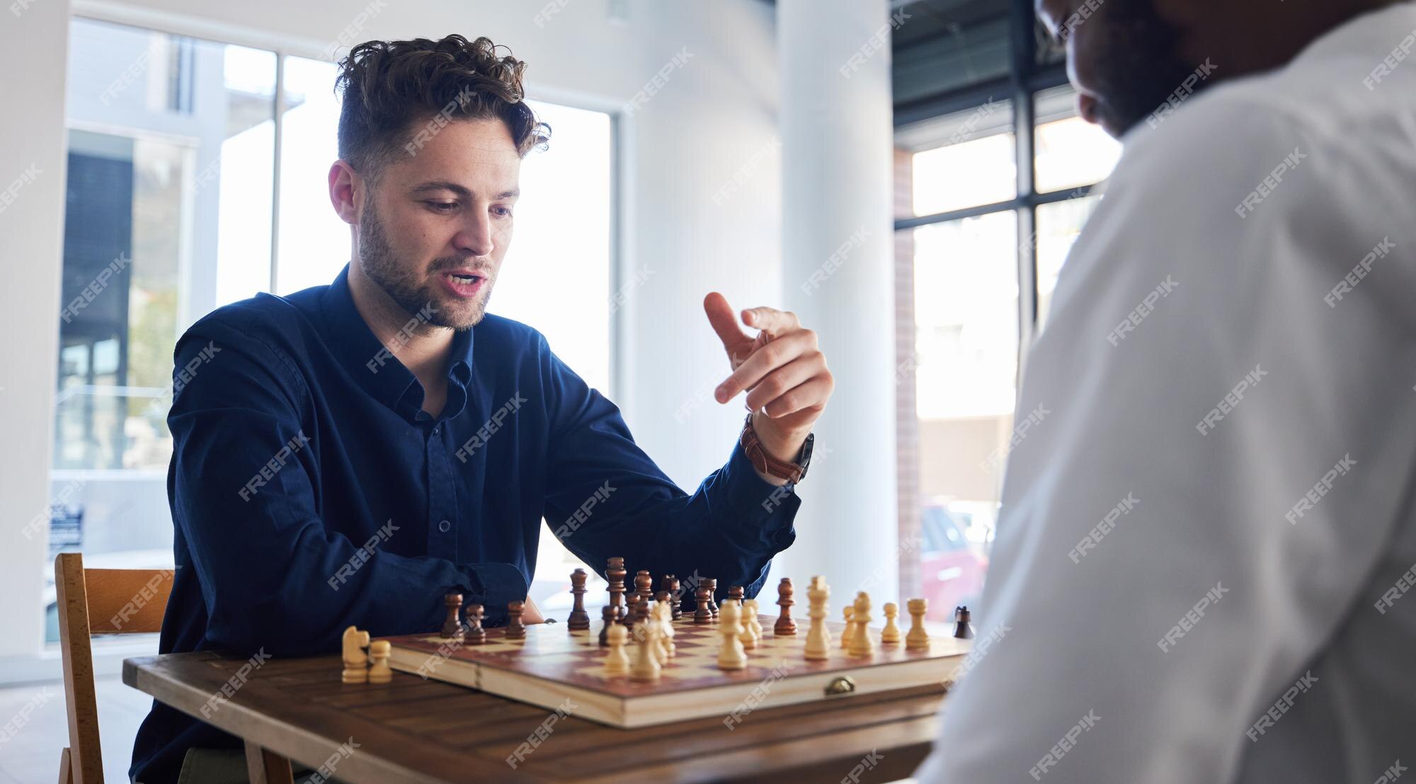 Xadrez de jogo de tabuleiro e homens jogando em uma mesa enquanto conversam  sobre estratégia ou plano parceiros de negócios ou amigos juntos para jogar  relaxam e se relacionam com o ícone