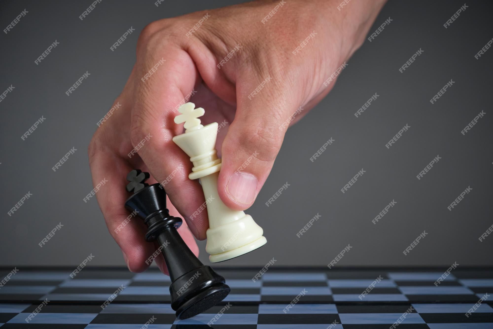 Xadrez de jogo é vitória peça de xadrez branca rei sobre rei preto