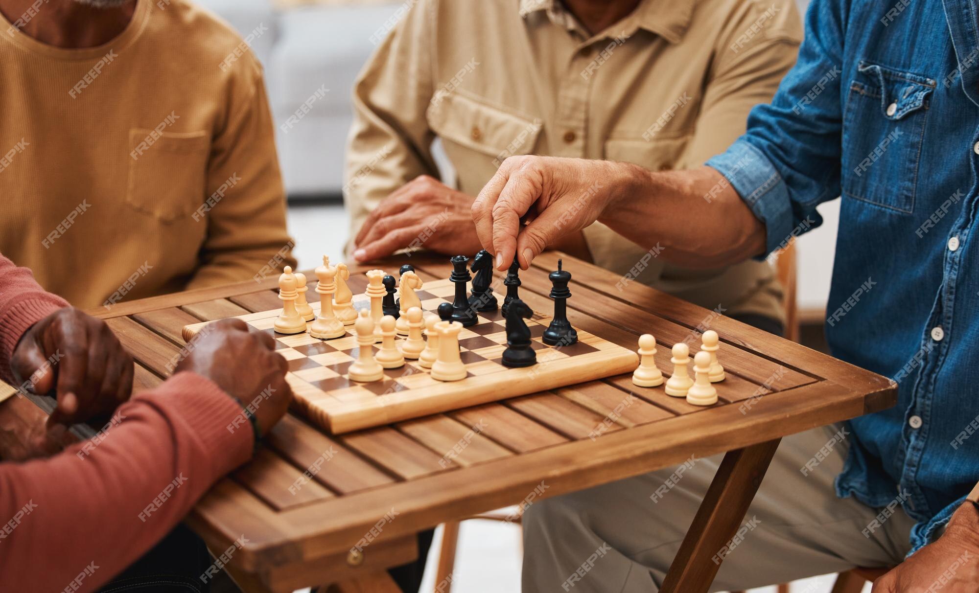 Xadrez de mãos e amigos em jogos de tabuleiro na mesa de