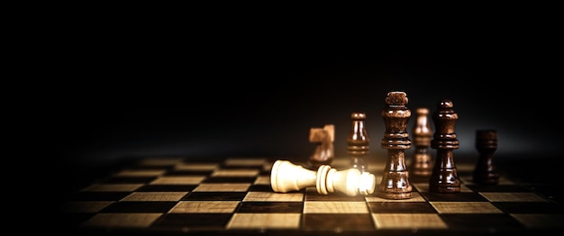 Xadrez do rei closeup em pé sobre os conceitos de xadrez caindo de vitória