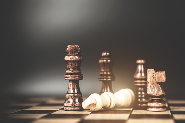 Xadrez do rei closeup em pé sobre os conceitos de xadrez caindo de vitória
