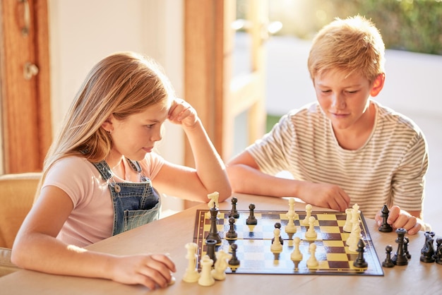 Xadrez infantil e jogo de tabuleiro enquanto pensa em mover-se com  estratégia de conhecimento e