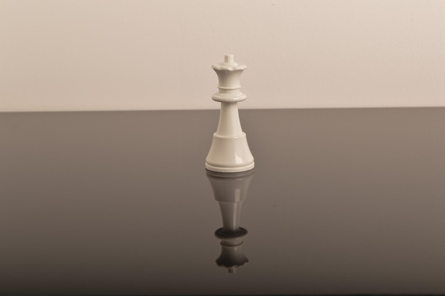Foto xadrez rainha branca em pé sobre a mesa conceito de líder