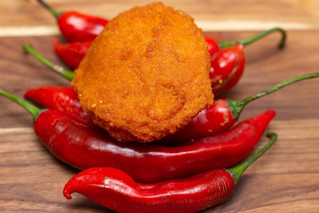 XADumplings tradicionales brasileños de blackeyed pea sobre pimientos rojos Comida típica de Bahía