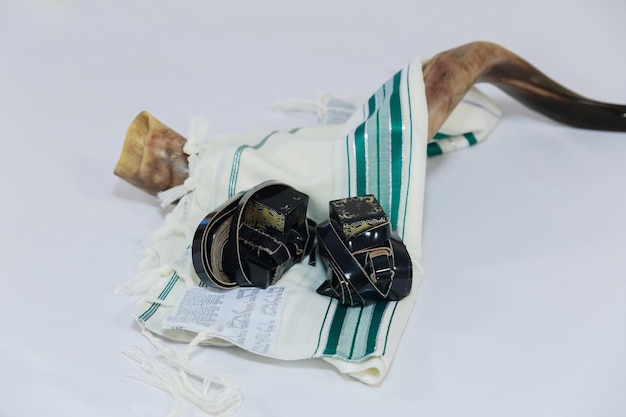 Xale de oração Tallit e símbolo religioso judaico de chifre de Shofar