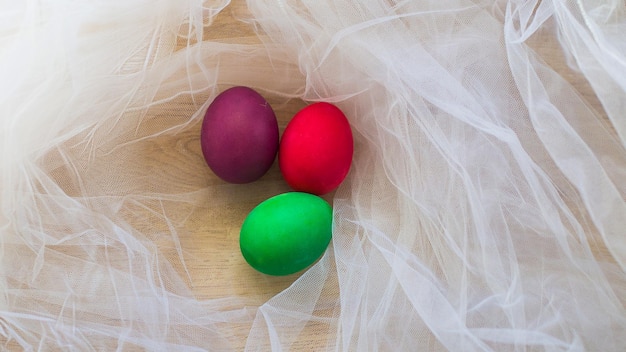 XALos huevos de Pascua pintados multicolores yacen sobre un velo blanco Decoración de Pascua Primavera Decoración de Pascua