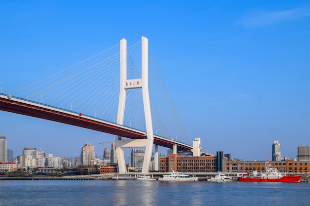 Xangai, China - 18 de fevereiro de 2021: a ponte Nanpu é a primeira ponte a cruzar o rio Huangpu do centro de Xangai, ligando-o ao distrito de Pudong do outro lado do rio.