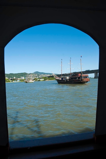 XAPaseo en barco en Florianópolis saliendo desde el puente Hercilio Luz