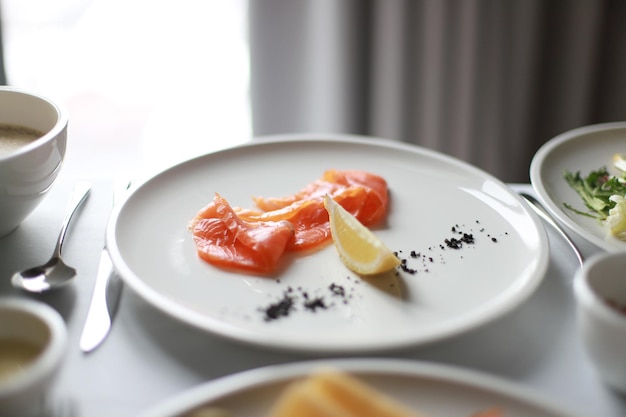 XASalzlachs mit Zitrone zum Frühstück