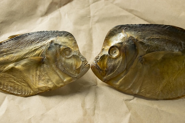 XAsnack für Bier gesalzener getrockneter Fisch liegt auf braunem Papier