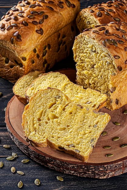 XASourdough bread feito com abóbora e coberto com sementes de abóbora