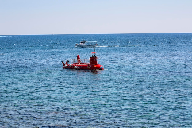 XASubmarino en la superficie del mar