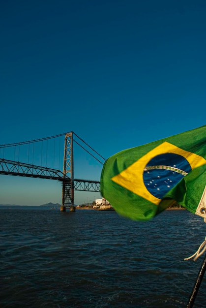 Foto xasunset na ponte hercílio luz em florianópolis