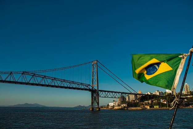 Foto xasunset en el puente hercilio luz en florianópolis