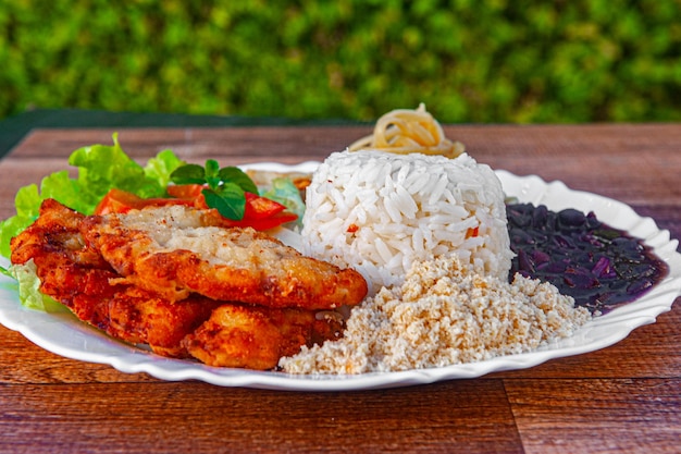 Foto xatrade de marmitas com sabor típico brasileiro e a base da comida brasileira arroz e feijão