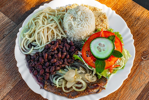 XATrade von Lunchboxen mit typisch brasilianischem Geschmack und der Basis von brasilianischem Essen Reis und Bohnen