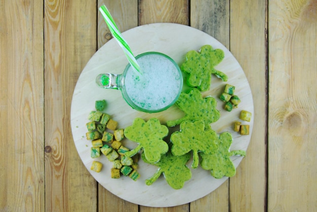 XATreats para St Patricks Day Bebida verde y bocadillos sobre un fondo de madera