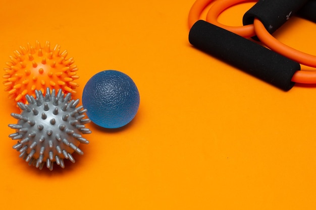 XAtres pequeñas bolas de pilates en el fondo naranja