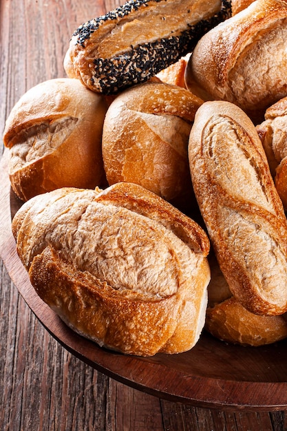 Foto xavários tipos de pães fermentados naturalmente juntos em uma cesta