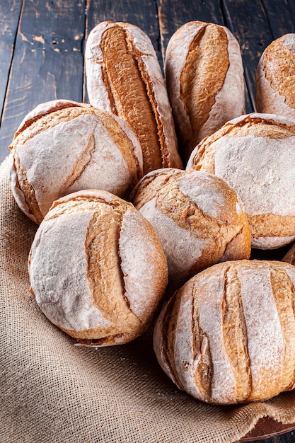 XAVários tipos de pães fermentados naturalmente juntos em uma cesta