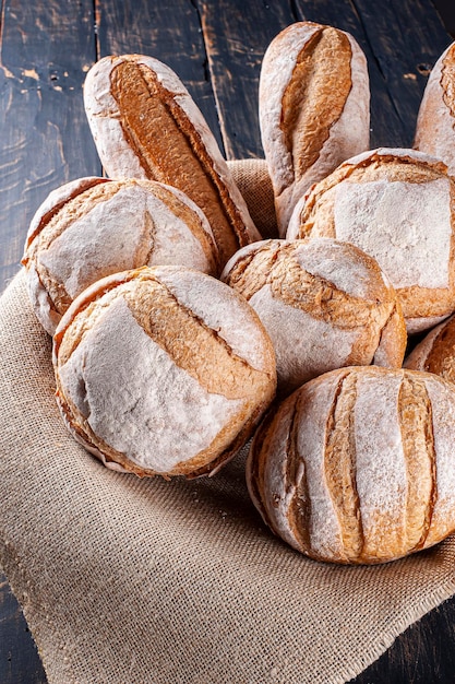 XAVarios tipos de panes de fermentación natural juntos en una cesta