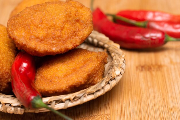 XComida atípica de Bahía llamada acaraje rodeada de pimientos rojos