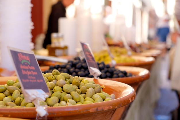 XDxALarge surtido de aceitunas en un mercado en España