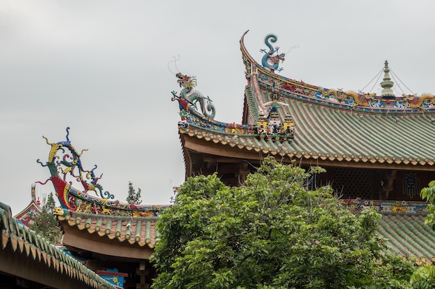 XIAMEN CHINA 31 DE OCTUBRE DE 2018 Detalle de tallas de techo en el sur de Putuo o Templo Nanputuo