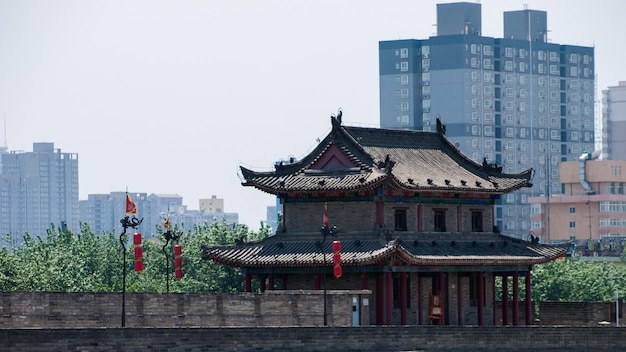 Foto xian alte stadtmauer mit pagoden.