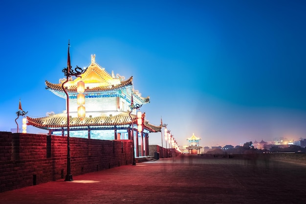 Xian-Stadtmauer mit altem Turm am nightchinesischen berühmten historischen sitexA
